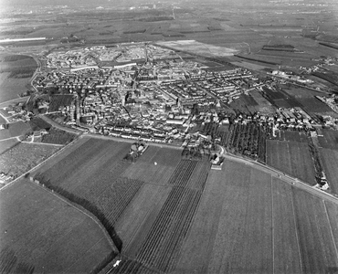 847542 Luchtfoto van Houten, met op de voorgrond de T16, de tertiaire provinciale weg Houten-Culemborg, uit het zuidwesten.